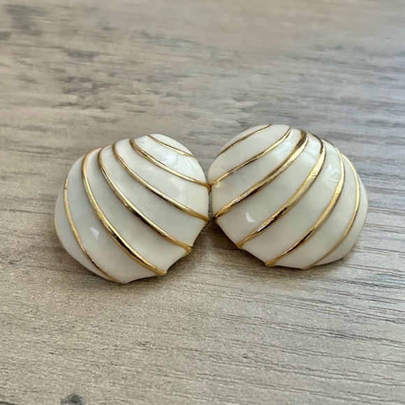Vintage Cream and Gold Clip On Seashell Earrings - Picture 2 of 7